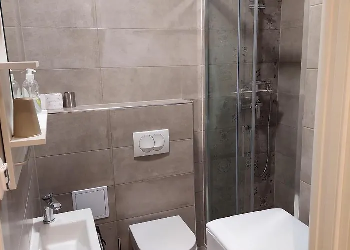 아파트 And Modern Emili