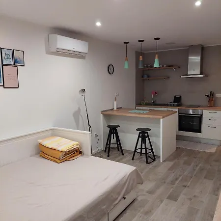 Apartment And Modern Emili Split