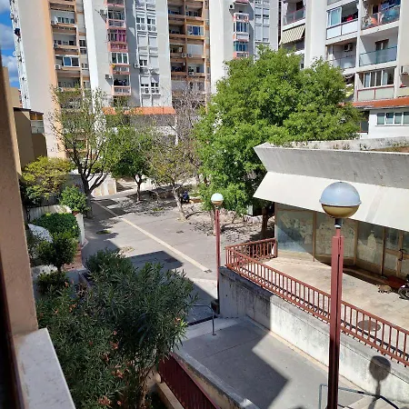 And Modern Emili Σπλιτ