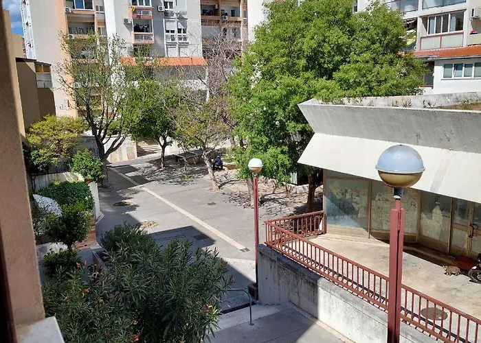 And Modern Emili سبليت